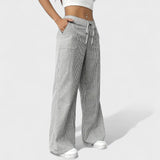 Maria - Sproščene hlače z elegantnimi detajli