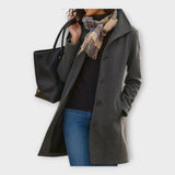 Eleganten volnen plašč z gumbi