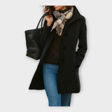 Eleganten volnen plašč z gumbi