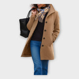 Eleganten volnen plašč z gumbi