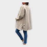 Dolgi plašč s klasično linijo in gumbi