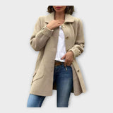 Dolgi plašč s klasično linijo in gumbi