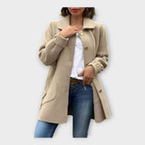 Dolgi plašč s klasično linijo in gumbi