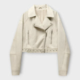 Moderna kratka usnjena jakna z pasom in sofisticirano estetiko