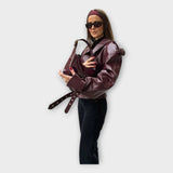 Usnjena jakna s pasom in modernim detajlom