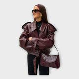 Usnjena jakna s pasom in modernim detajlom